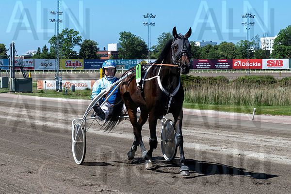 Stig Brodde segerdefilering.t629bb07e.m600.w.4salnwmark2.png.xxUQ7aNPz.jpg