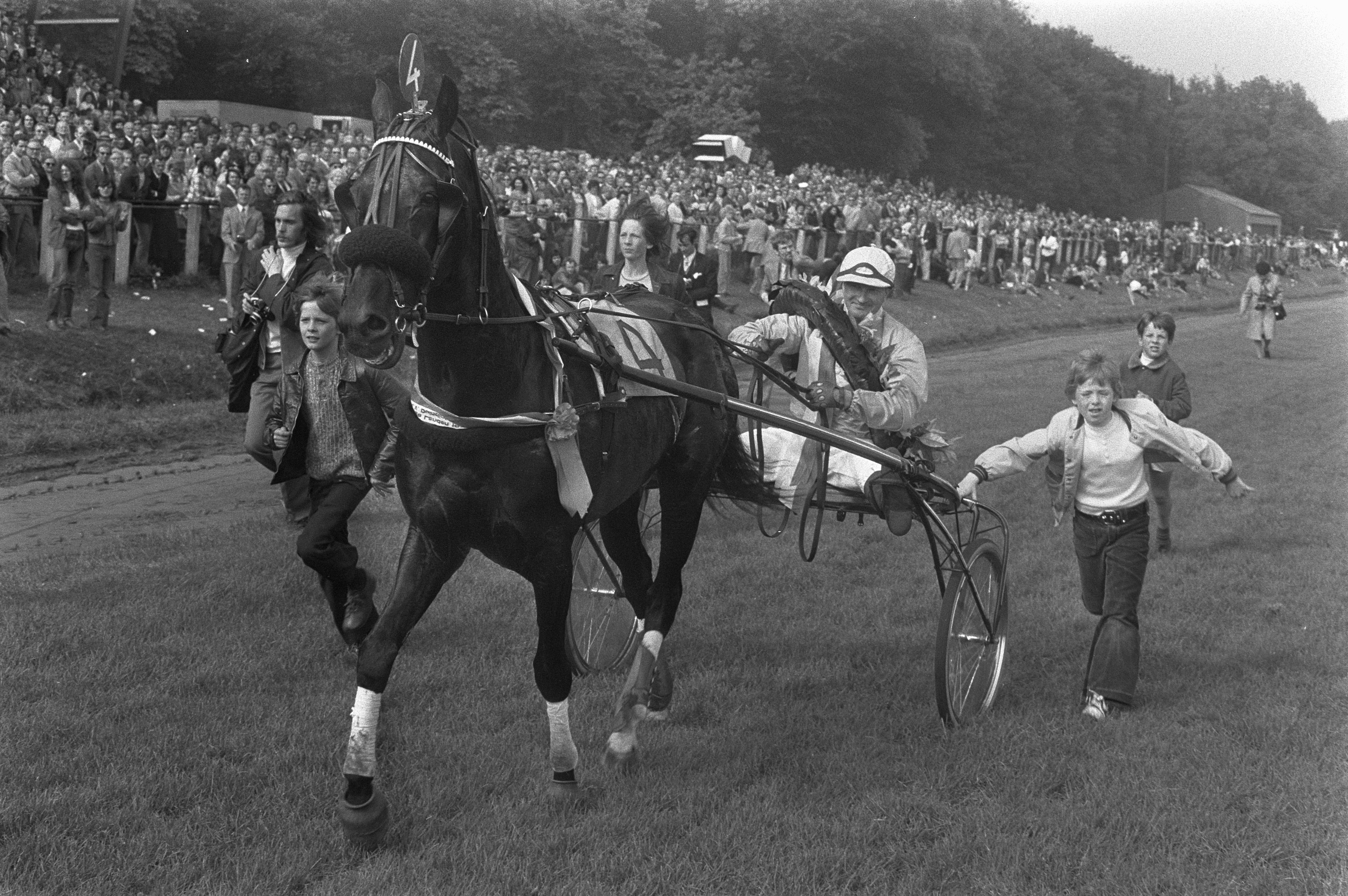 Grote_Prijs_der_Lage_Landen_Renpaard_Fideel_met_jockey_George_Desoete_tijdens_d,_Bestanddeelnr_925-6928.jpg