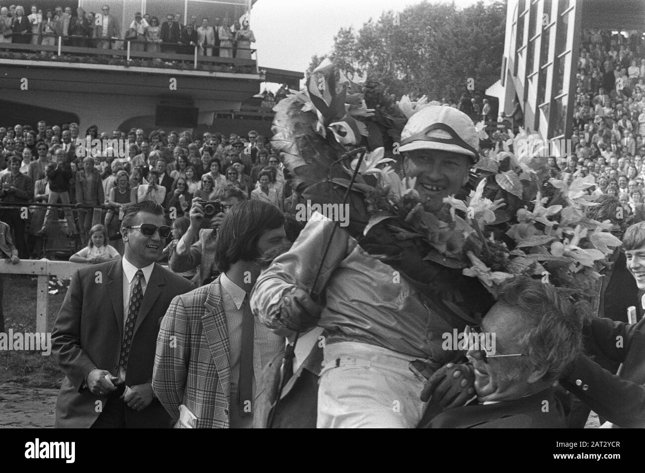 grand-prix-der-lage-pays-jockey-george-desoete-au-cours-de-la-ronde-honorifique-apres-la-victoire-date-25-juin-1972-lieu-den-haag-duindigt-wassenaar-zuid-holland-mots-cles.jpg
