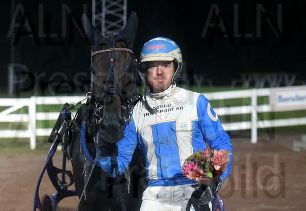 Tom Crowe pris.t631f7fb8.m600.w.4salnwmark2.png.xMLmaxkCP (2).jpg