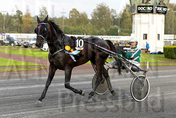 Lipton Scott def.t650fc053.m600.w.4salnwmark2.png.xHy0W8zGa (1).jpg