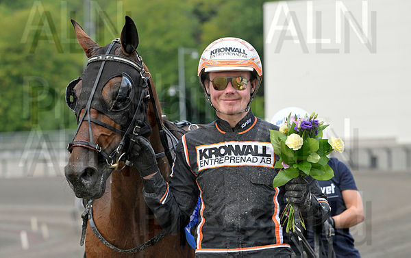 Jo Black pris.t64cbec45.m600.w.4salnwmark2.png.x8KKZQ_Hm.jpg