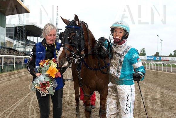 Outlander prisutdelning.t615c3b9e.m600.w.4salnwmark2.png.xaLP5vud-.jpg