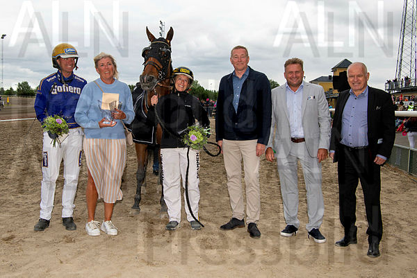 Mia Vince prisutdelning.t62e0f949.m600.w.4salnwmark2.png.xzqtGpNpt.jpg