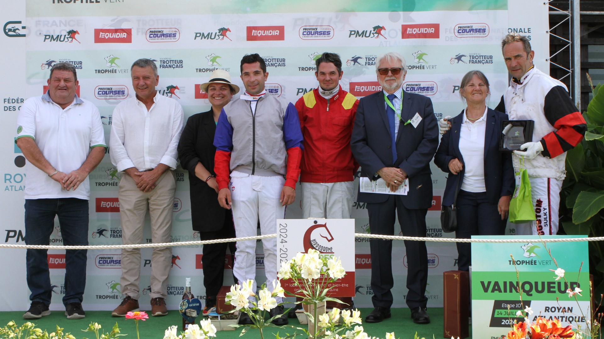 podium-1407-6694066e9eddd205996926.jpg