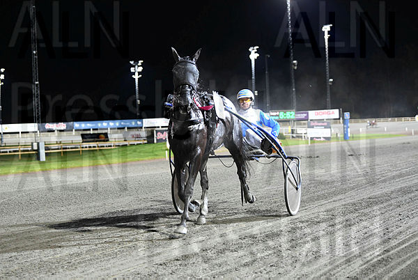 Steel Panther segerdef 850.t670e98c3.m600.w.4salnwmark2.png.xOUj6wNTk.jpg