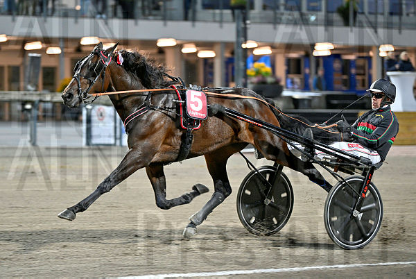 Mamma Mia Sisu mål.t66f45a08.m600.w.4salnwmark2.png.xdHZhB6OT (1).jpg