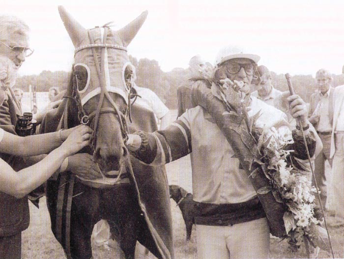 Derby 83 White hulde.jpg
