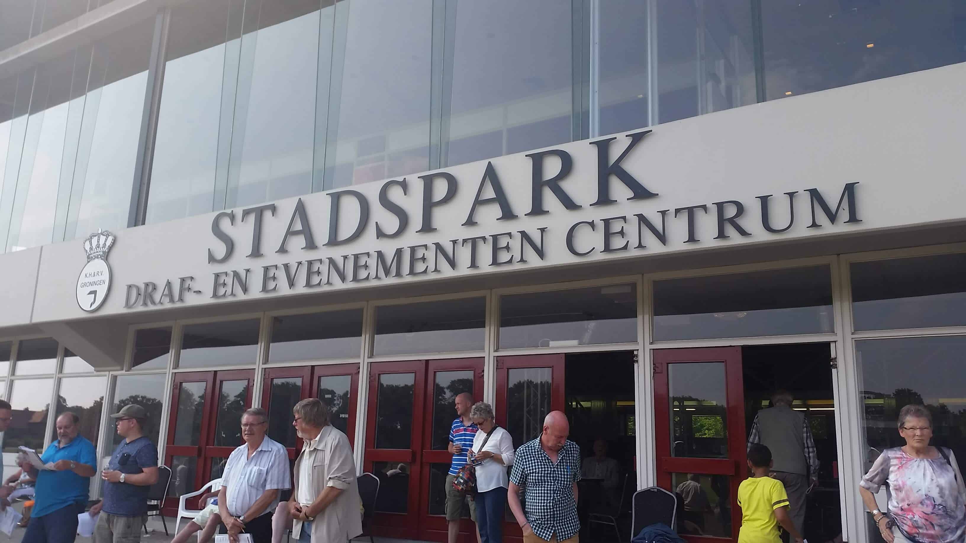 Het-hoofdgebouw-van-Drafbaan-Groningen.jpg