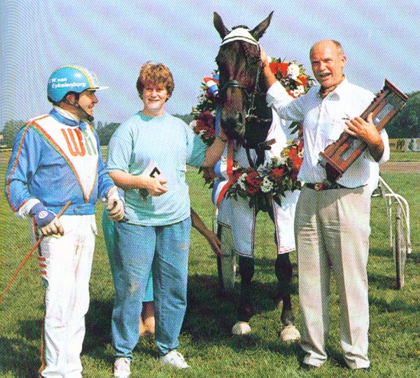 Carisma KvN hulde 90.jpg
