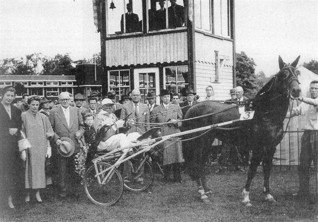Spencer Hollandia SwSt hulde.jpg