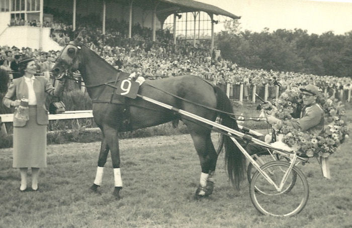 Madame B KvN 1954 hulde.jpg
